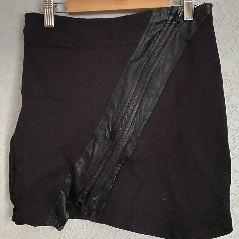 Black zipper skirt